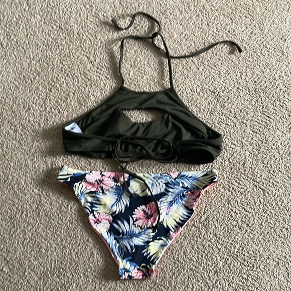 Halter top bikini - Picture 2 of 3